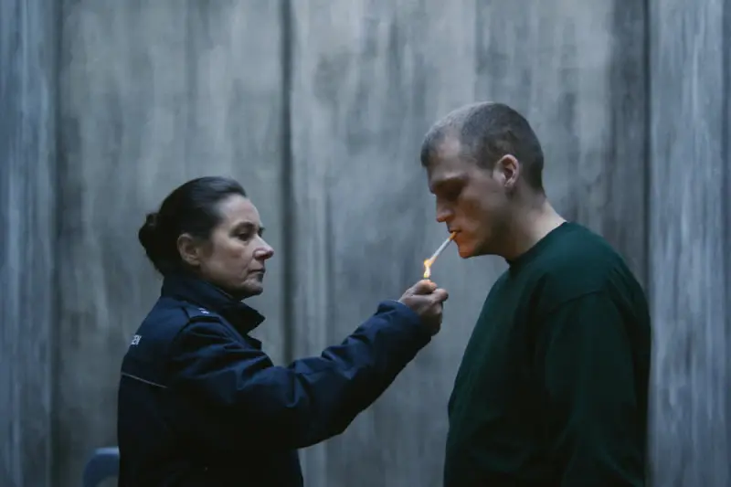 Δεσμώτες - Cover