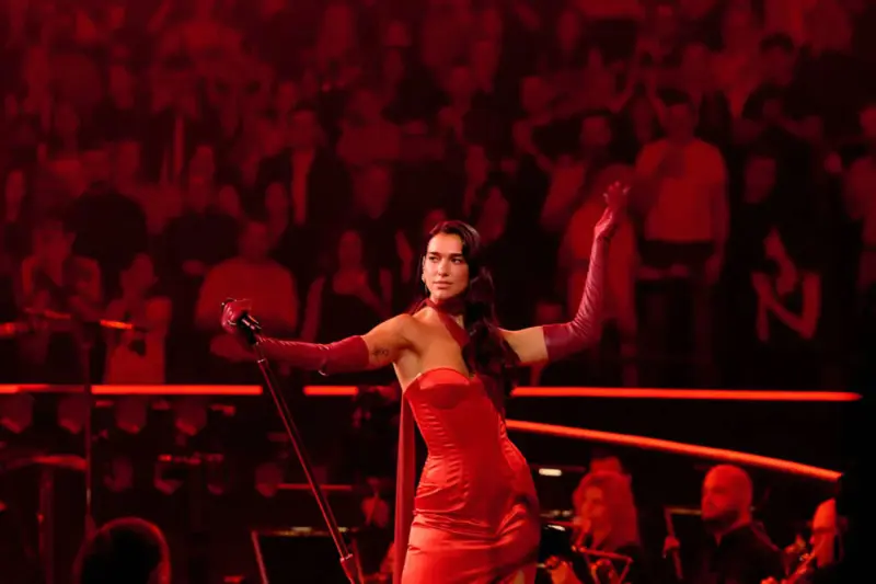 Dua Lipa: Live in England - Cover