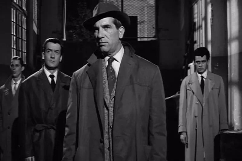 Έγκλημα στα Παρασκήνια - Cover