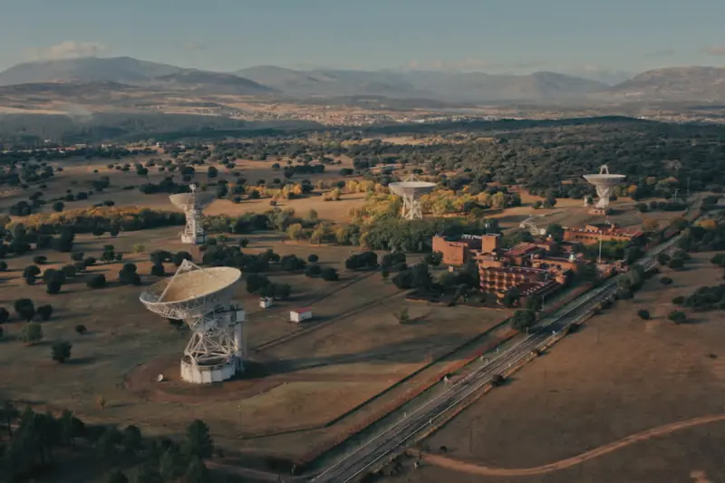 Είμαστε Μόνοι στο Σύμπαν; - Cover