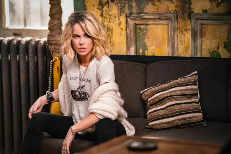 Εκτός Ορίων - Cover