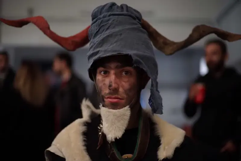 Γιατί Είναι Μαύρα τα Βουνά - Cover