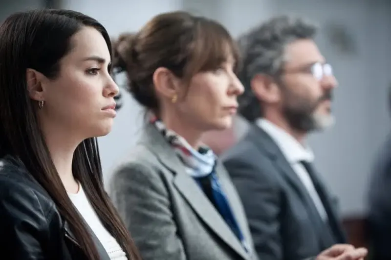 Η Κατηγορούμενη - Cover