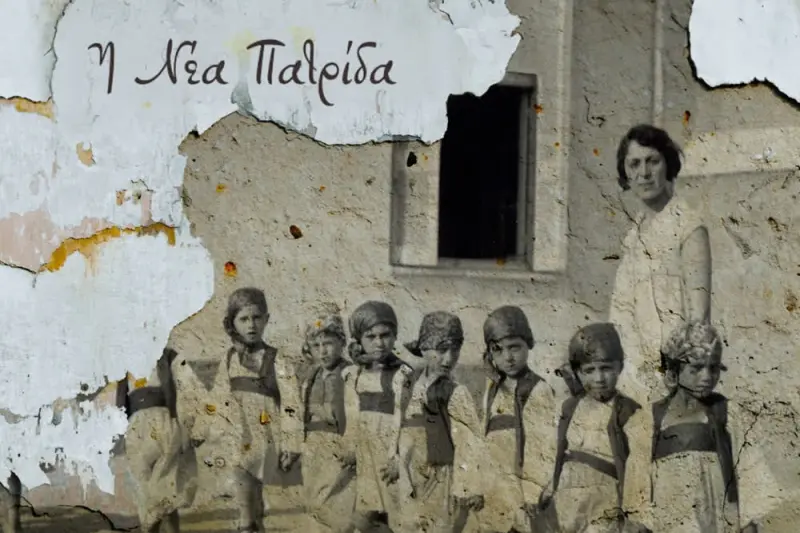 Η Νέα Πατρίδα - Cover