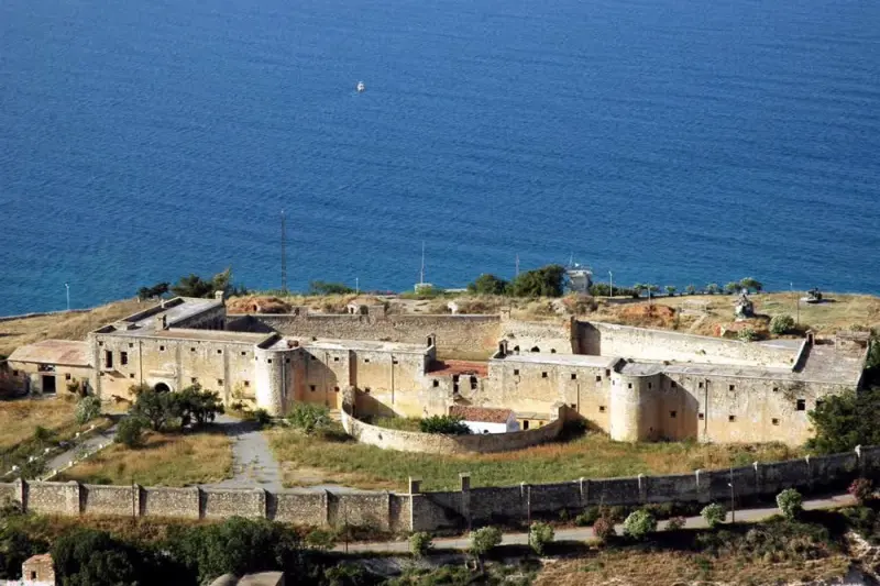 Ιτζεδίν: To Φρούριο που Έγινε Φυλακή - Cover