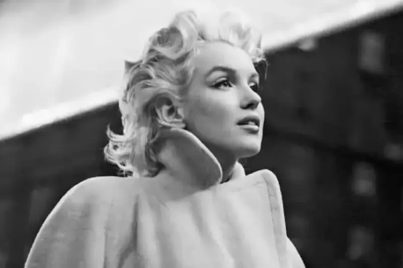 Marilyn Monroe: I Am so Many People - Cover