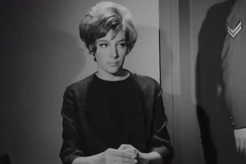 Μια Γυναίκα Κατηγορείται - Cover