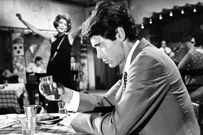 Μια Κυρία στα Μπουζούκια - Cover