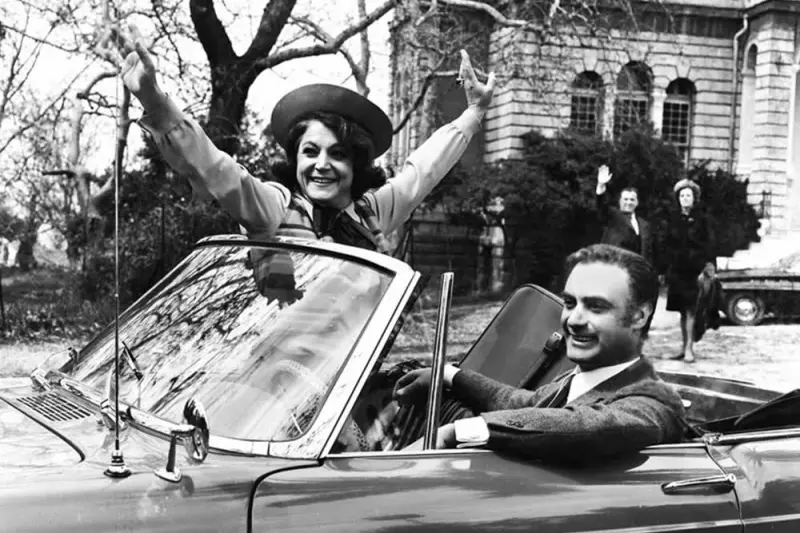 Μια Τρελή, Τρελή Σαραντάρα - Cover