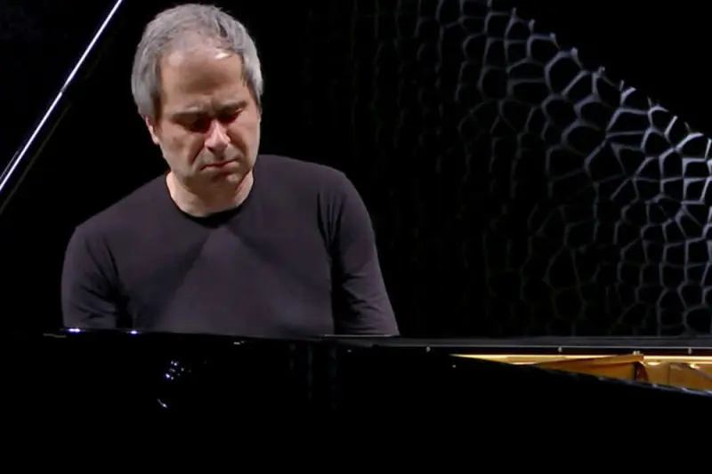 Ο Πιοτρ Αντερζέφσκι Ερμηνεύει Μπαχ - Cover