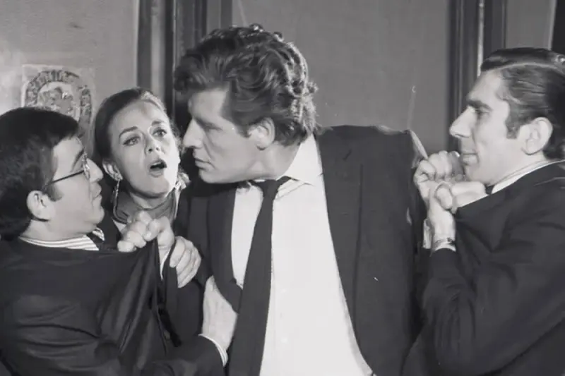 Οι Άντρες δεν Λυγίζουν Ποτέ - Cover