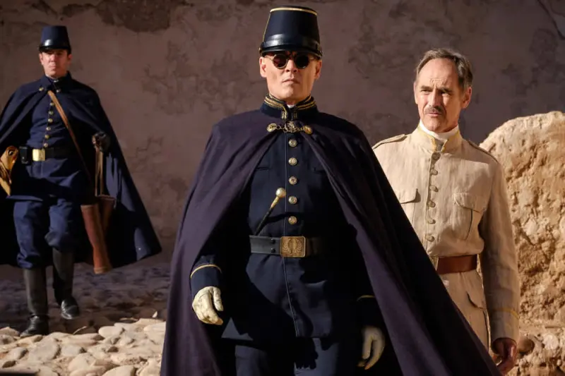 Περιμένοντας τους Βαρβάρους - Cover