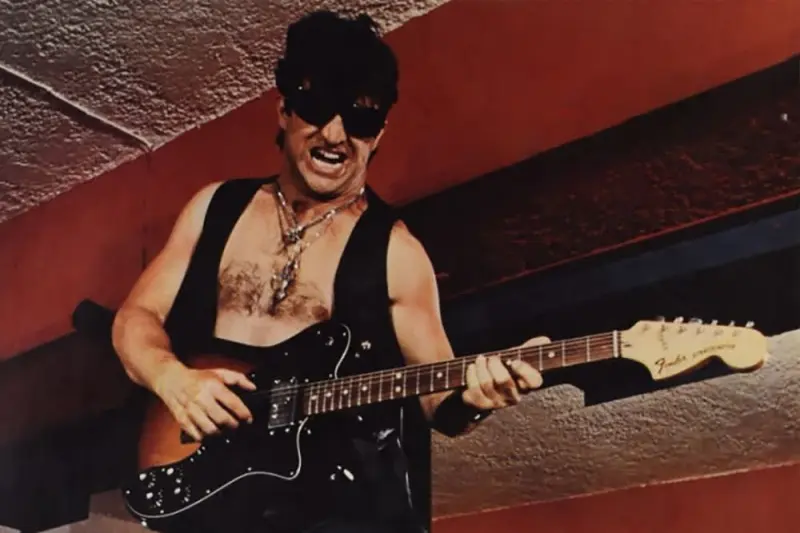 Ροκάκιας την Ημέρα... το Βράδυ Καμαριέρα - Cover