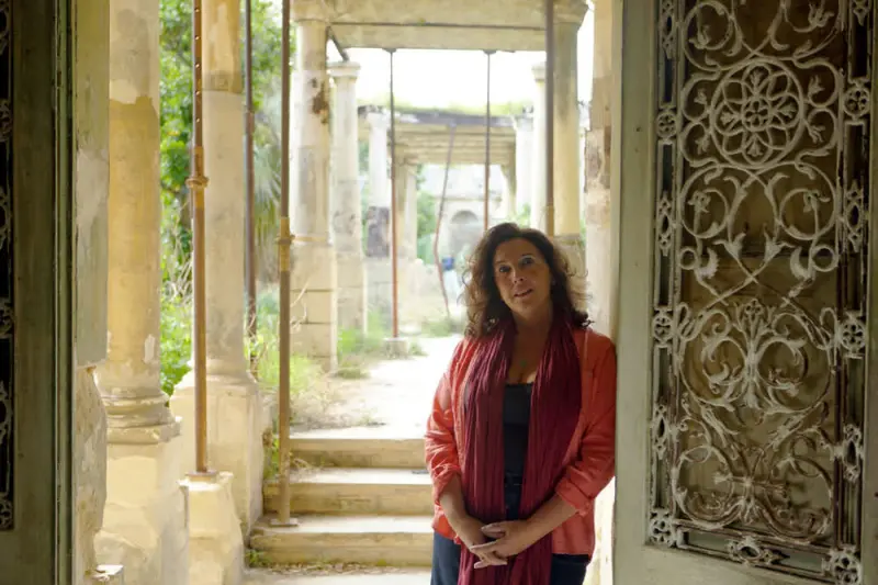 Θησαυροί με την Μπέτανι Χιουζ - Cover