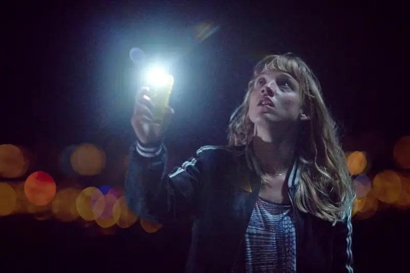 Την Ίδια Ώρα, στη Γη - Cover