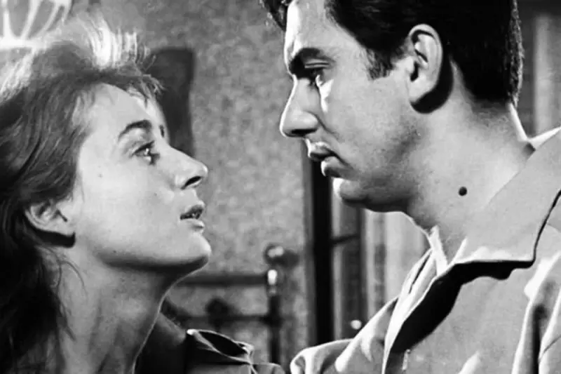 Το Κορίτσι με τα Μαύρα - Cover